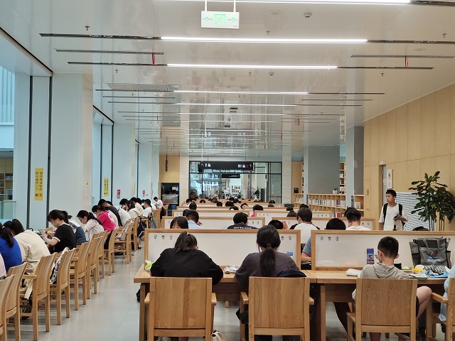 24x2省圖書館閱覽室座無虛席.jpg