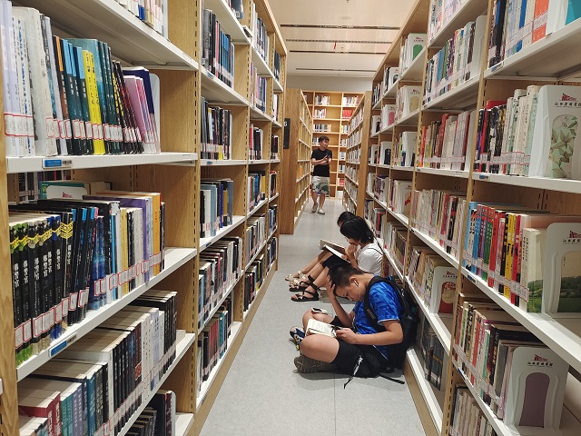24x7隨處可見在省圖書館借閱區閱讀的讀者.jpg
