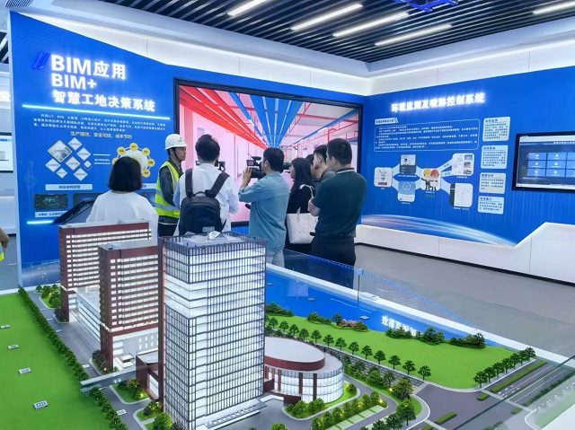 21h 項(xiàng)目經(jīng)理向記者介紹智慧工地BIM應(yīng)用。.jpg